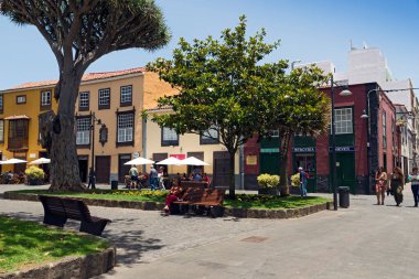 LA LAGUNA, TENERIFE, İSPAN - 21 Haziran 2015: Ünlü şehirde sokak, Tenerife 'nin eski başkenti San Cristobal de La Laguna (Tenerife, Kanarya Adaları, İspanya). UNESCO 'nun Dünya Mirası Bölgesi..