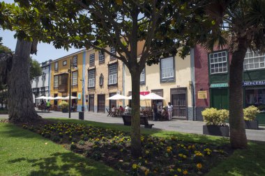 LA LAGUNA, TENERIFE, İSPAN - 21 Haziran 2015: Ünlü şehirde sokak, Tenerife 'nin eski başkenti San Cristobal de La Laguna (Tenerife, Kanarya Adaları, İspanya). UNESCO 'nun Dünya Mirası Bölgesi..