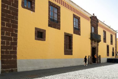 LA LAGUNA, TENERIFE, SPAIN - 21 Haziran 2015: Casa de Los Capitanes Generales, 1705 ve 1723 yılları arasında, altı General Canaries. Bu ona güçlü bir tarihi ve kurumsal yük verecek ve bugüne kadar bu yükü taşıyacak.