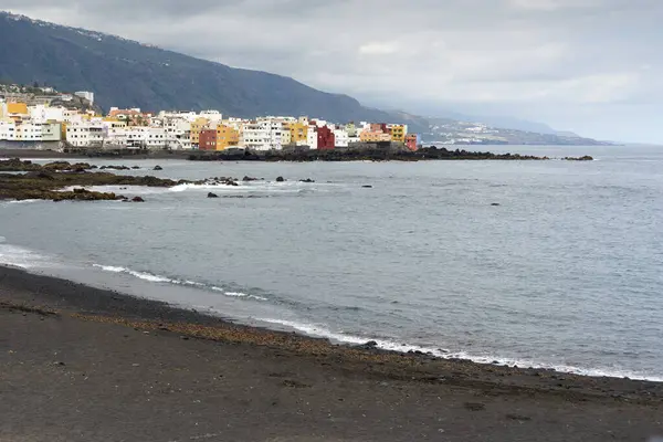 Puerto de la Cruz kıyılarında ve Gezinti görünümünü. Punta Brava içinde geçmiş. Tenerife, İspanya.