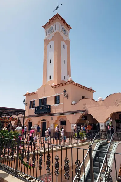 SANTA CRUZ, TENERIFE, SPAIN - 21 Haziran 2015: The Recova, 1944 yılında açılan Santa Cruz 'un ana pazarı El Mercado de Nuestra Senora de Africa' ya ev sahipliği yapmaktadır. Binadaki bir reklam panosu konumun yenileneceğini açıklıyor. New York 'taki bazı insanlar...