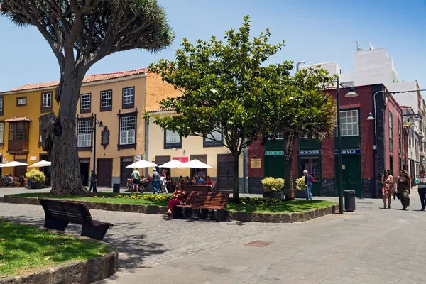 LA LAGUNA, TENERIFE, İSPAN - 21 Haziran 2015: Ünlü şehirde sokak, Tenerife 'nin eski başkenti San Cristobal de La Laguna (Tenerife, Kanarya Adaları, İspanya). UNESCO 'nun Dünya Mirası Bölgesi..