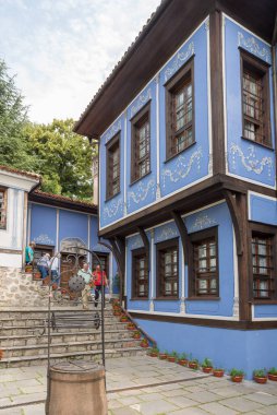 PLOVDIV, BULGARIA - 6 Haziran 2018: Tüccar ve toprak sahibi Stephan Hindliyan 'ın evi 1835 yılında inşa edildi. Ev bitişikteki Balabanov evine bağlı. Etkileyici bir Rönesans evleri topluluğu oluşturuyor.. 
