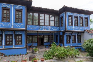 PLOVDIV, BULGARIA - 6 Haziran 2018: Tüccar ve toprak sahibi Stephan Hindliyan 'ın evi 1835 yılında inşa edildi. Ev bitişikteki Balabanov evine bağlı. Etkileyici bir Rönesans evleri topluluğu oluşturuyor.. 
