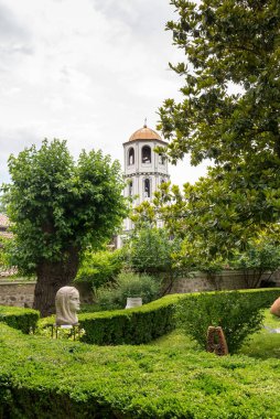 PLOVDIV, BULGARIA - 6 Haziran 2018: St. Constantine Kilisesi ve St. Helena Kilisesi 'nin çan kulesi ve Bulgaristan' ın eski Plovdiv kentindeki sokak manzarası