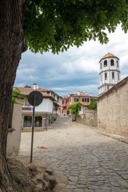 PLOVDIV, BULGARIA - 6 Haziran 2018: St. Constantine Kilisesi ve St. Helena Kilisesi 'nin çan kulesi ve Bulgaristan' ın eski Plovdiv kentindeki sokak manzarası