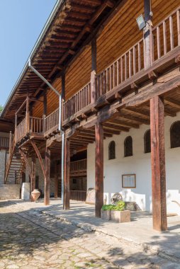 BACHKOVO Monasteri, BULGARIA - 7 Haziran 2018: Bachkovo Manastırı Hristiyan mimarisinin önemli bir anıtıdır ve Avrupa 'daki en büyük ve en eski Doğu Ortodoks manastırlarından biridir. Avlu 