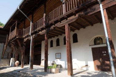 BACHKOVO Monasteri, BULGARIA - 7 Haziran 2018: Bachkovo Manastırı Hristiyan mimarisinin önemli bir anıtıdır ve Avrupa 'daki en büyük ve en eski Doğu Ortodoks manastırlarından biridir. Avlu 