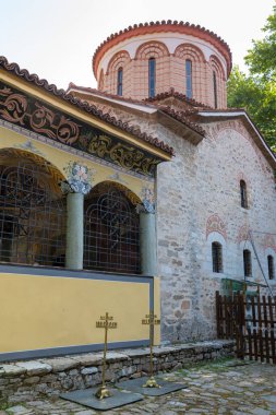 BACHKOVO Monasteri, BULGARIA - 7 Haziran 2018: Bachkovo Manastırı Hristiyan mimarisinin önemli bir anıtıdır ve Avrupa 'daki en büyük ve en eski Doğu Ortodoks manastırlarından biridir. Antik Binalar
