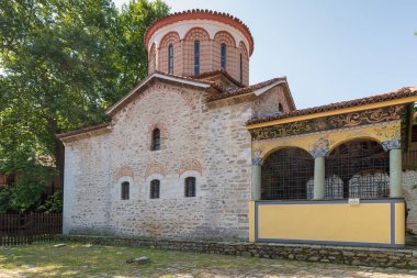 BACHKOVO Monasteri, BULGARIA - 7 Haziran 2018: Bachkovo Manastırı Hristiyan mimarisinin önemli bir anıtıdır ve Avrupa 'daki en büyük ve en eski Doğu Ortodoks manastırlarından biridir. Antik Binalar