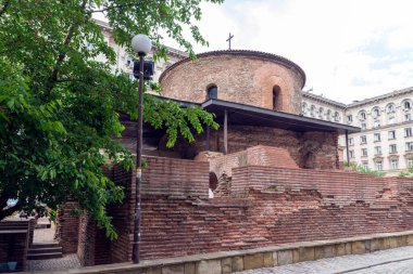 SOFIA, BULGARIA JUNE, 7, 2018: The Church of St George (Rotonda), Bulgaristan 'ın başkenti Sofya' nın en eski binası kabul edilen bir erken dönem Hıristiyan kırmızı tuğla rotundası. Sheraton Oteli 'nin arkasında yer almaktadır.