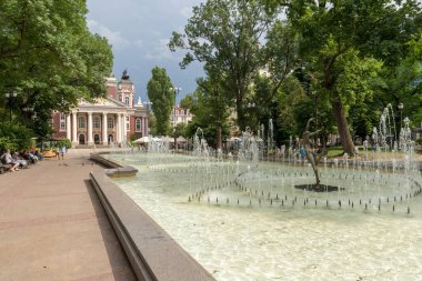 SOFYA, BULGARIA - 7 Haziran 2018: İvan Vazov Ulusal Tiyatrosu Bulgaristan 'ın ulusal tiyatrosunun yanı sıra ülkenin en eski ve en otoriter tiyatrosu ve Bulgaristan' ın başkenti Sofya 'nın önemli simgelerinden biridir..