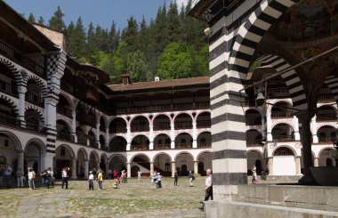 RILA, BULGARIA - 8 Haziran 2018: Rila Aziz İvan Manastırı, daha çok bilinen adıyla Rila Manastırı Bulgaristan 'daki en büyük ve en ünlü Doğu Ortodoks manastırı. İç avlunun genel görünümü