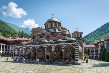 RILA, BULGARIA - 8 Haziran 2018: Rila Aziz İvan Manastırı, daha çok bilinen adıyla Rila Manastırı Bulgaristan 'daki en büyük ve en ünlü Doğu Ortodoks manastırı. İç avlunun genel görünümü