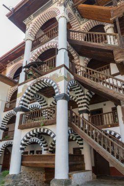 RILA, BULGARIA - 8 Haziran 2018: Rila Aziz İvan Manastırı, daha çok bilinen adıyla Rila Manastırı Bulgaristan 'daki en büyük ve en ünlü Doğu Ortodoks manastırı..