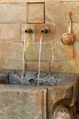 RILA, BULGARIA - 8 Haziran 2018: Rila Aziz İvan Manastırı, daha çok bilinen adıyla Rila Manastırı Bulgaristan 'daki en büyük ve en ünlü Doğu Ortodoks manastırı. İç avludaki çeşme.