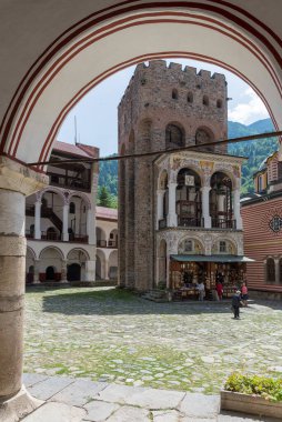 RILA, BULGARIA - 8 Haziran 2018: Rila Aziz İvan Manastırı, daha çok bilinen adıyla Rila Manastırı Bulgaristan 'daki en büyük ve en ünlü Doğu Ortodoks manastırı..