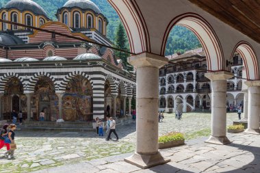 RILA, BULGARIA - 8 Haziran 2018: Rila Aziz İvan Manastırı, daha çok bilinen adıyla Rila Manastırı Bulgaristan 'daki en büyük ve en ünlü Doğu Ortodoks manastırı. İç avlunun genel görünümü