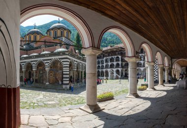 RILA, BULGARIA - 8 Haziran 2018: Rila Aziz İvan Manastırı, daha çok bilinen adıyla Rila Manastırı Bulgaristan 'daki en büyük ve en ünlü Doğu Ortodoks manastırı. panoramik görünüm
