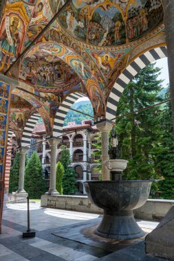 RILA, BULGARIA - 8 Haziran 2018: Rila Aziz İvan Manastırı, daha çok bilinen adıyla Rila Manastırı Bulgaristan 'daki en büyük ve en ünlü Doğu Ortodoks manastırı..