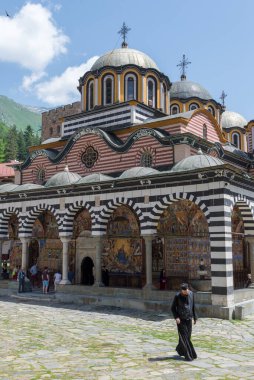 RILA, BULGARIA - 8 Haziran 2018: Rila Aziz İvan Manastırı, daha çok bilinen adıyla Rila Manastırı Bulgaristan 'daki en büyük ve en ünlü Doğu Ortodoks manastırı. İç avlunun genel görünümü