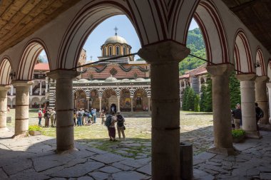 RILA, BULGARIA - 8 Haziran 2018: Rila Aziz İvan Manastırı, daha çok bilinen adıyla Rila Manastırı Bulgaristan 'daki en büyük ve en ünlü Doğu Ortodoks manastırı. İç avlunun genel görünümü