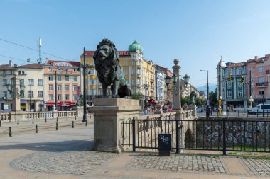 SOFYA, BULGARIA - 8 Haziran 2018: Bulgaristan 'ın Vladaya nehri üzerindeki Lions Köprüsü üzerindeki Aslan heykeli. 