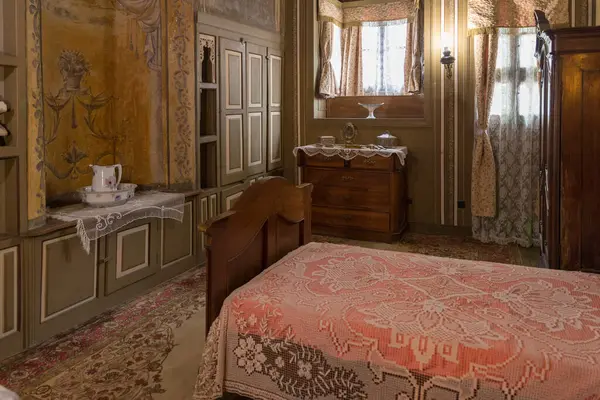 PLOVDIV, BULGARIA - 6 Haziran 2018: Tüccar ve toprak sahibi Stephan Hindliyan 'ın evi 1835 yılında inşa edildi. Ev bitişikteki Balabanov evine bağlı. Etkileyici bir Rönesans evleri topluluğu oluşturuyor.. 