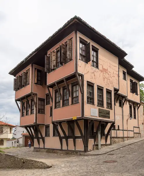 PLOVDIV, BULGARIA - 6 Haziran 2018: 1830 'da inşa edilen bu bej konağın Filibe kalplerinde Fransız şair Alphonse de Lamartine' in 1833 'te kaldığı yer olarak özel bir yeri vardır.. 