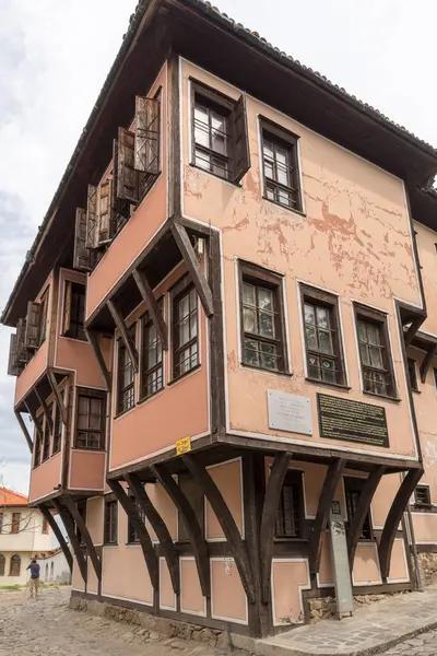 PLOVDIV, BULGARIA - 6 Haziran 2018: 1830 'da inşa edilen bu bej konağın Filibe kalplerinde Fransız şair Alphonse de Lamartine' in 1833 'te kaldığı yer olarak özel bir yeri vardır.. 