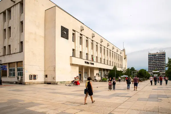 PLOVDIV, BULGARIA - 6 Haziran 2018: Plovdiv şehrinin modern bölgesinde yayalar