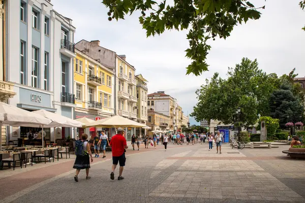 PLOVDIV, BULGARIA - 6 Haziran 2018: Plovdiv şehrinin modern bölgesinde yayalar
