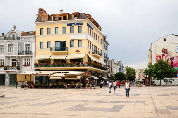 PLOVDIV, BULGARIA - 6 Haziran 2018: Plovdiv şehrinin modern bölgesinde yayalar