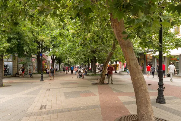 PLOVDIV, BULGARIA - 6 Haziran 2018: Plovdiv şehrinin modern bölgesinde yayalar
