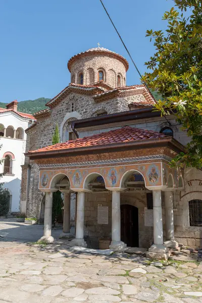 BACHKOVO Monasteri, BULGARIA - 7 Haziran 2018: Bachkovo Manastırı Hristiyan mimarisinin önemli bir anıtıdır ve Avrupa 'daki en büyük ve en eski Doğu Ortodoks manastırlarından biridir. Antik Binalar