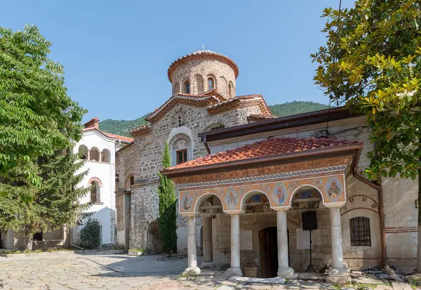 BACHKOVO Monasteri, BULGARIA - 7 Haziran 2018: Bachkovo Manastırı Hristiyan mimarisinin önemli bir anıtıdır ve Avrupa 'daki en büyük ve en eski Doğu Ortodoks manastırlarından biridir. Antik Binalar