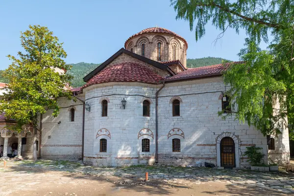 BACHKOVO Monasteri, BULGARIA - 7 Haziran 2018: Bachkovo Manastırı Hristiyan mimarisinin önemli bir anıtıdır ve Avrupa 'daki en büyük ve en eski Doğu Ortodoks manastırlarından biridir. Antik Binalar