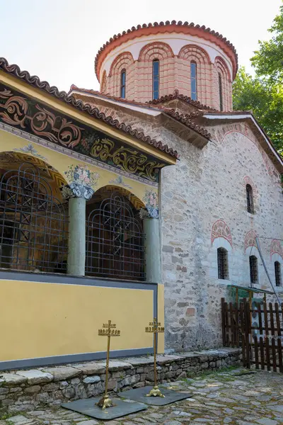 BACHKOVO Monasteri, BULGARIA - 7 Haziran 2018: Bachkovo Manastırı Hristiyan mimarisinin önemli bir anıtıdır ve Avrupa 'daki en büyük ve en eski Doğu Ortodoks manastırlarından biridir. Antik Binalar