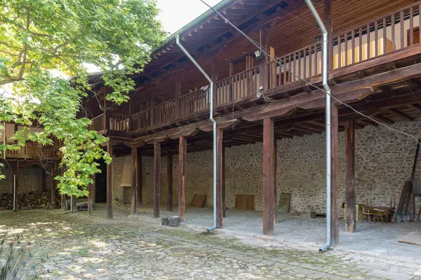 BACHKOVO Monasteri, BULGARIA - 7 Haziran 2018: Bachkovo Manastırı Hristiyan mimarisinin önemli bir anıtıdır ve Avrupa 'daki en büyük ve en eski Doğu Ortodoks manastırlarından biridir. Avlu 