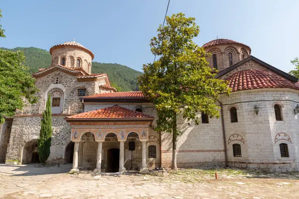 BACHKOVO Monasteri, BULGARIA - 7 Haziran 2018: Bachkovo Manastırı Hristiyan mimarisinin önemli bir anıtıdır ve Avrupa 'daki en büyük ve en eski Doğu Ortodoks manastırlarından biridir. Antik Binalar