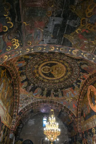 BACHKOVO Monasteri, BULGARIA - 7 Haziran 2018: Bachkovo Manastırı Hristiyan mimarisinin önemli bir anıtıdır ve Avrupa 'daki en büyük ve en eski Doğu Ortodoks manastırlarından biridir. Kilisenin içindeki freskler.