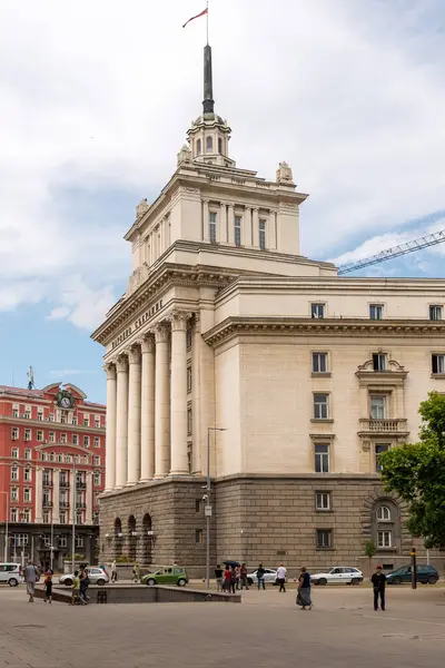 SOFYA, BULGARIA - 7 Haziran 2018: Largo, Bulgaristan 'ın başkenti Sofya' nın merkezinde, kentin yeni temsilcisi olmak amacıyla 1950 'lerde tasarlanan ve inşa edilen üç sosyalist klasisizmden oluşan bir mimari topluluktur.