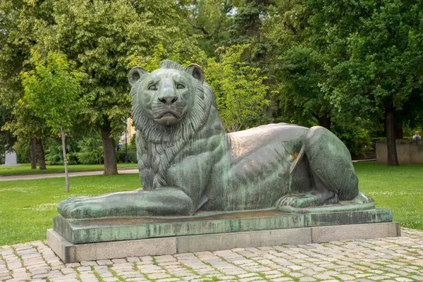 SOFYA, BULGARIA - 7 Haziran 2018: Alexander Nevsky Katedrali yakınlarındaki Alexander Nevsky meydanında aslan heykeli, 