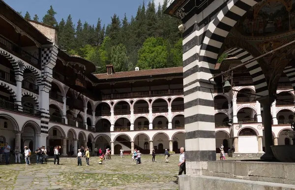 RILA, BULGARIA - 8 Haziran 2018: Rila Aziz İvan Manastırı, daha çok bilinen adıyla Rila Manastırı Bulgaristan 'daki en büyük ve en ünlü Doğu Ortodoks manastırı. İç avlunun genel görünümü