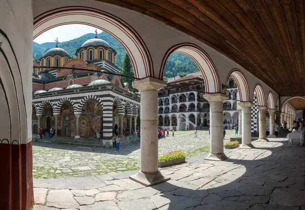 RILA, BULGARIA - 8 Haziran 2018: Rila Aziz İvan Manastırı, daha çok bilinen adıyla Rila Manastırı Bulgaristan 'daki en büyük ve en ünlü Doğu Ortodoks manastırı. panoramik görünüm