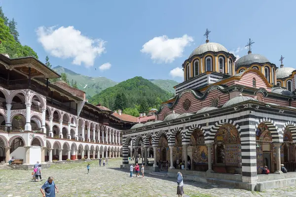 RILA, BULGARIA - 8 Haziran 2018: Rila Aziz İvan Manastırı, daha çok bilinen adıyla Rila Manastırı Bulgaristan 'daki en büyük ve en ünlü Doğu Ortodoks manastırı. İç avlunun genel görünümü