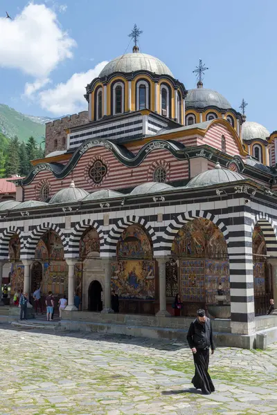 RILA, BULGARIA - 8 Haziran 2018: Rila Aziz İvan Manastırı, daha çok bilinen adıyla Rila Manastırı Bulgaristan 'daki en büyük ve en ünlü Doğu Ortodoks manastırı. İç avlunun genel görünümü