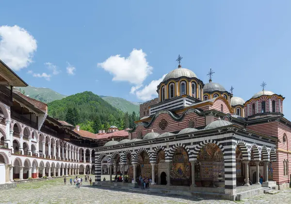 RILA, BULGARIA - 8 Haziran 2018: Rila Aziz İvan Manastırı, daha çok bilinen adıyla Rila Manastırı Bulgaristan 'daki en büyük ve en ünlü Doğu Ortodoks manastırı. İç avlunun genel görünümü