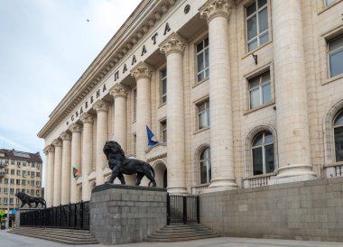 SOFYA, BULGARIA - 9 Haziran 2018: SOFIA, BULGARIA - 7 Haziran 2018: Sofya 'da aslan heykelleriyle Adalet Sarayı