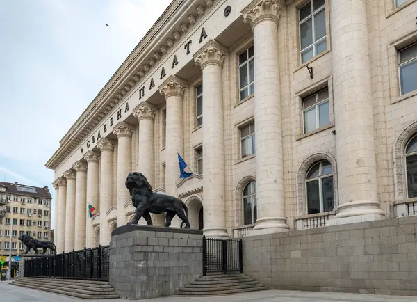 SOFYA, BULGARIA - 9 Haziran 2018: SOFIA, BULGARIA - 7 Haziran 2018: Sofya 'da aslan heykelleriyle Adalet Sarayı